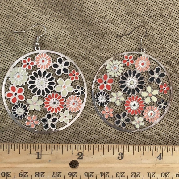 Large dangling black and pink floral earrings - Picture 2 of 5
